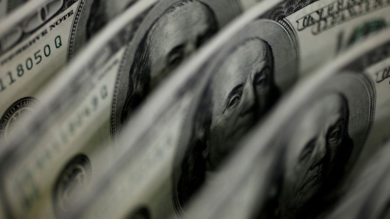 Dólar volta a superar R$ 5,60 influenciado por mercado externo