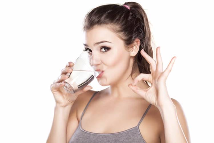 beber agua constantemente