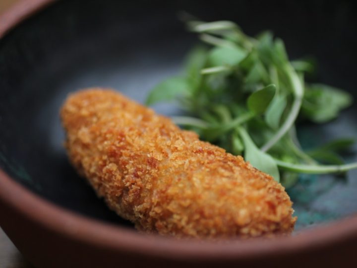 Receita de bolinho de joelho de porco desfiado é deliciosa