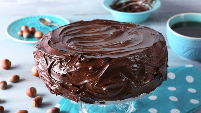 Aprenda a receita do bolo com creme de avelã fit e fácil de fazer