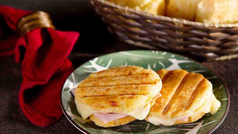 Aprenda a receita rápida de panini de micro-ondas com 3 ingredientes