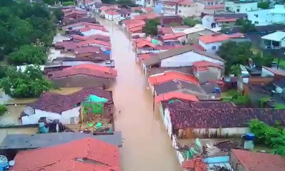Barragem se rompe na Bahia e deixa cidades em alerta
