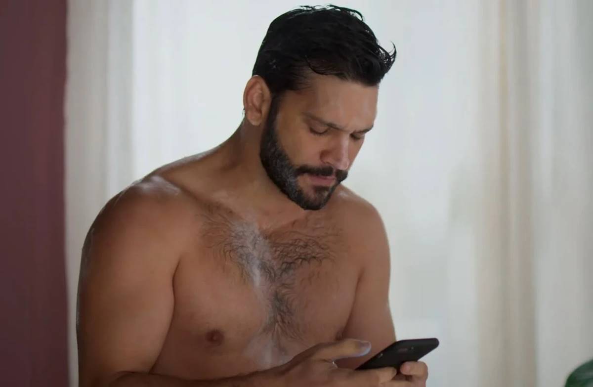 Nude no WhatsApp: Armando Babaioff expõe golpe