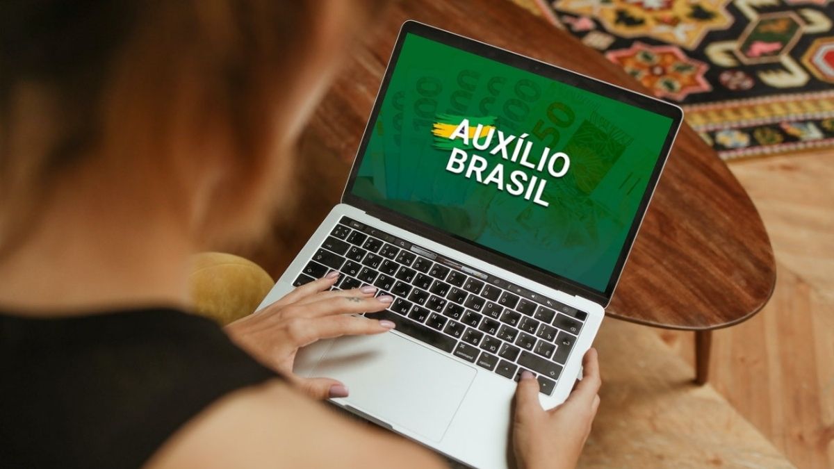Governo inclui três milhões de famílias no Auxílio Brasil