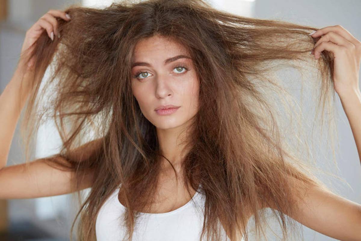 Cabelo volumoso demais? Saiba como diminuir com 4 passos rápidos