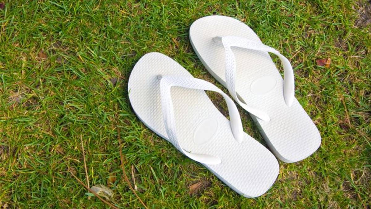 Como clarear seu chinelo branco rápido e sem sofrimento