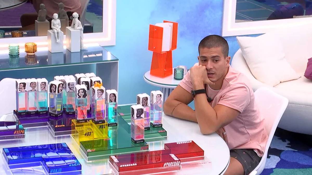 Se ela for para o paredão grupo acaba. Arthur sugere para Lucas quem eliminar no BBB 22