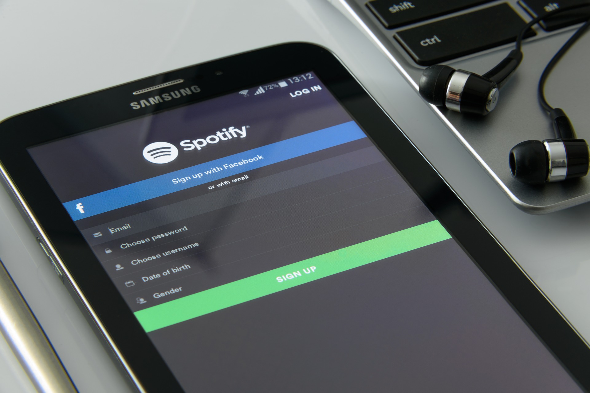 Spotify perde R$ 15 Bilhões com podcast anti-vacina