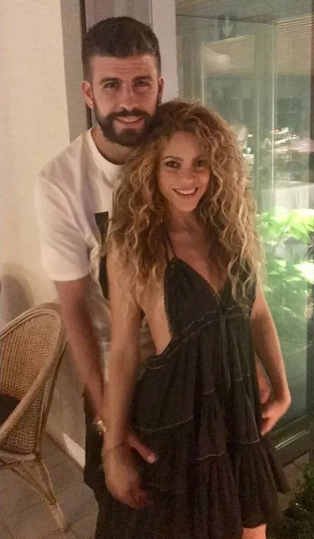 Shakira completa 45 anos e choca web pela aparência jovem