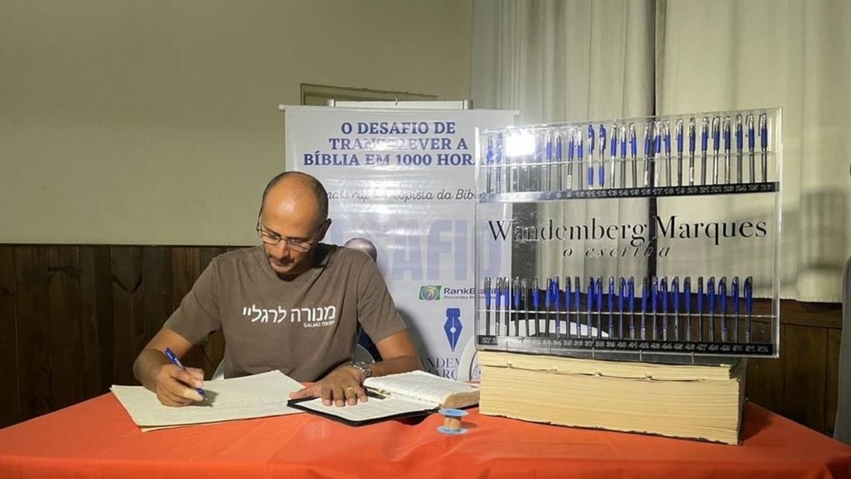 Empresário usou 52 canetas para transcrever a Bíblia e quebra recorde no Brasil