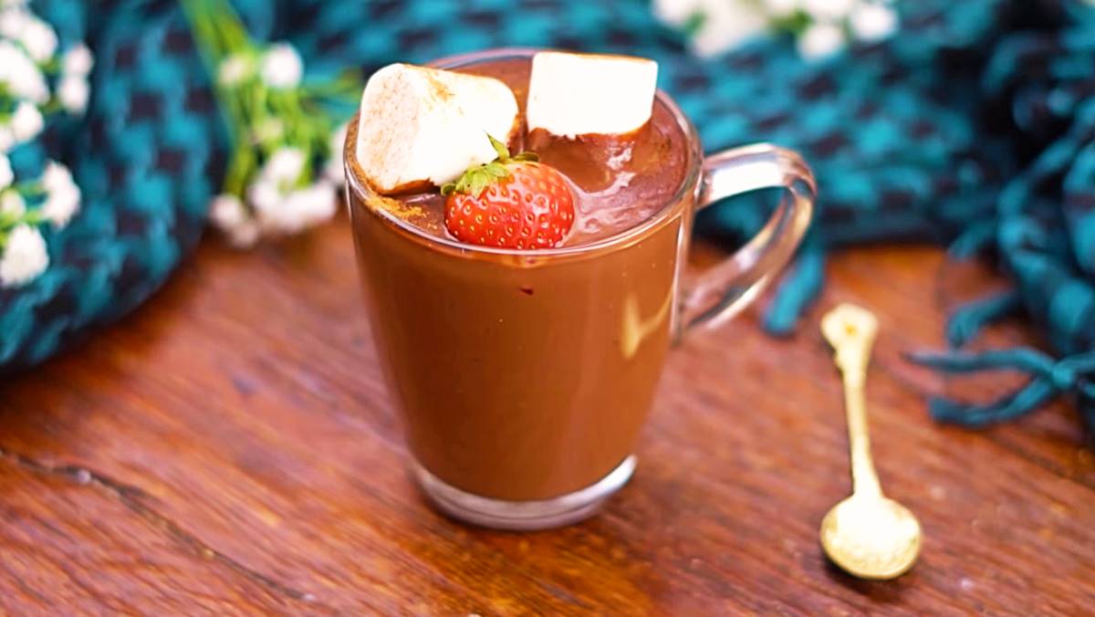 Como fazer chocolate quente cremoso com 3 ingredientes