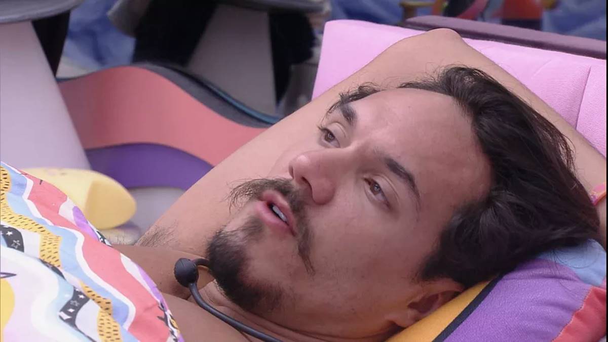 Não teve beijo. Eliezer afirma que não aconteceu nada com Linn na festa do BBB 22