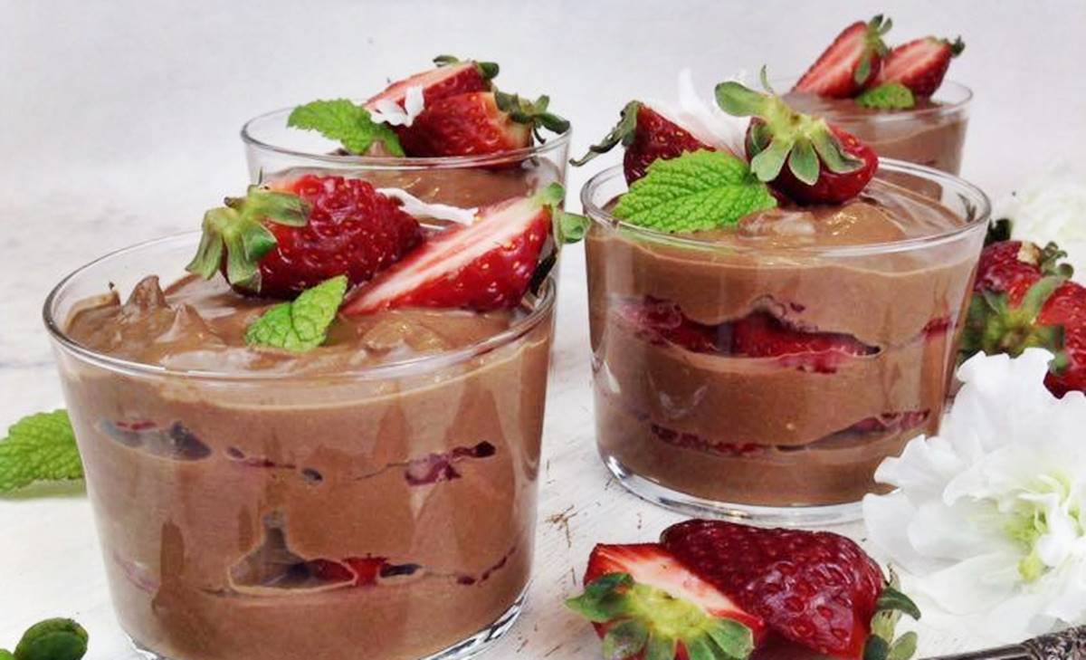 Como fazer mousse de chocolate meio amargo com morangos