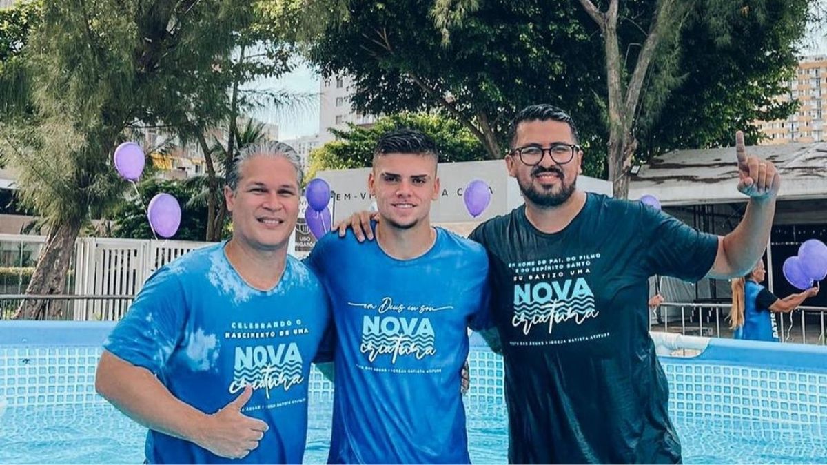 Atacante e goleiro do Vasco se batizam em igreja evangélica no RJ