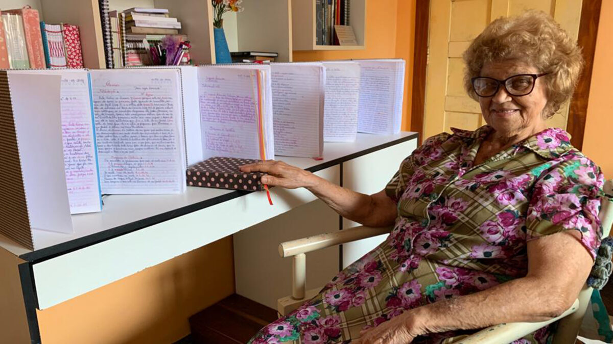 Idosa de 80 anos transcreve a Bíblia à mão em 7 anos para superar o luto