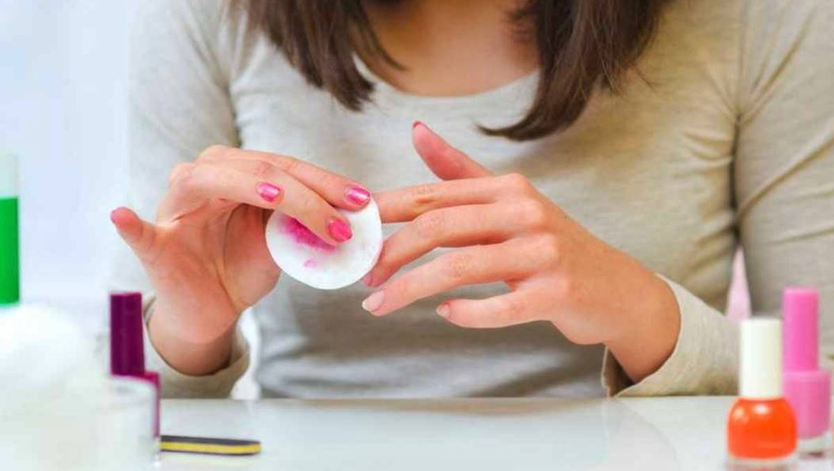 Como tirar o esmalte das unhas sem ter acetona em casa; método fácil e prático