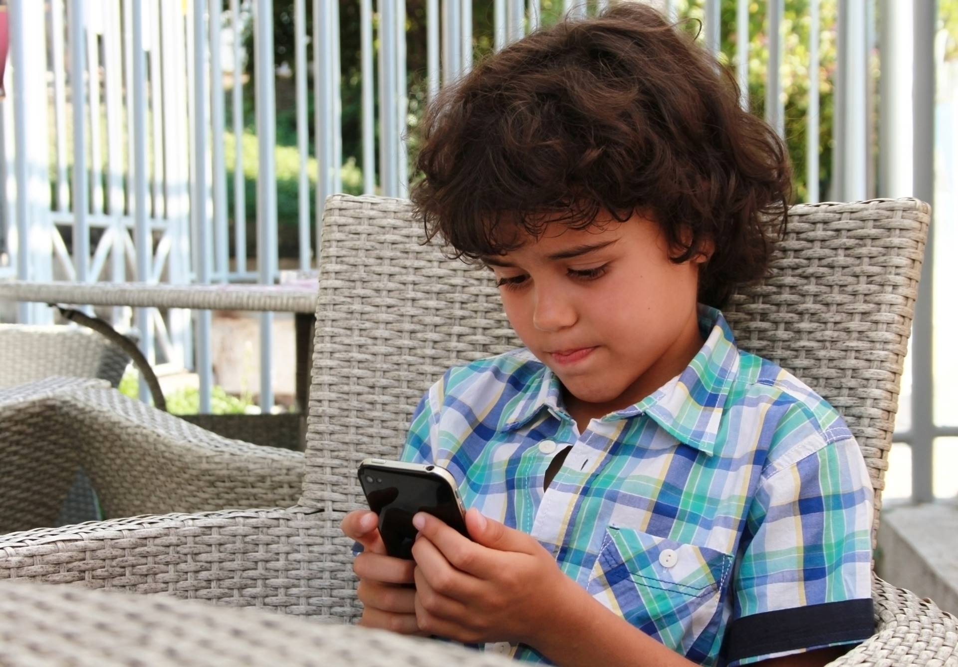 Qual melhor celular para criança? Conheça os 5 modelos para dar de presente