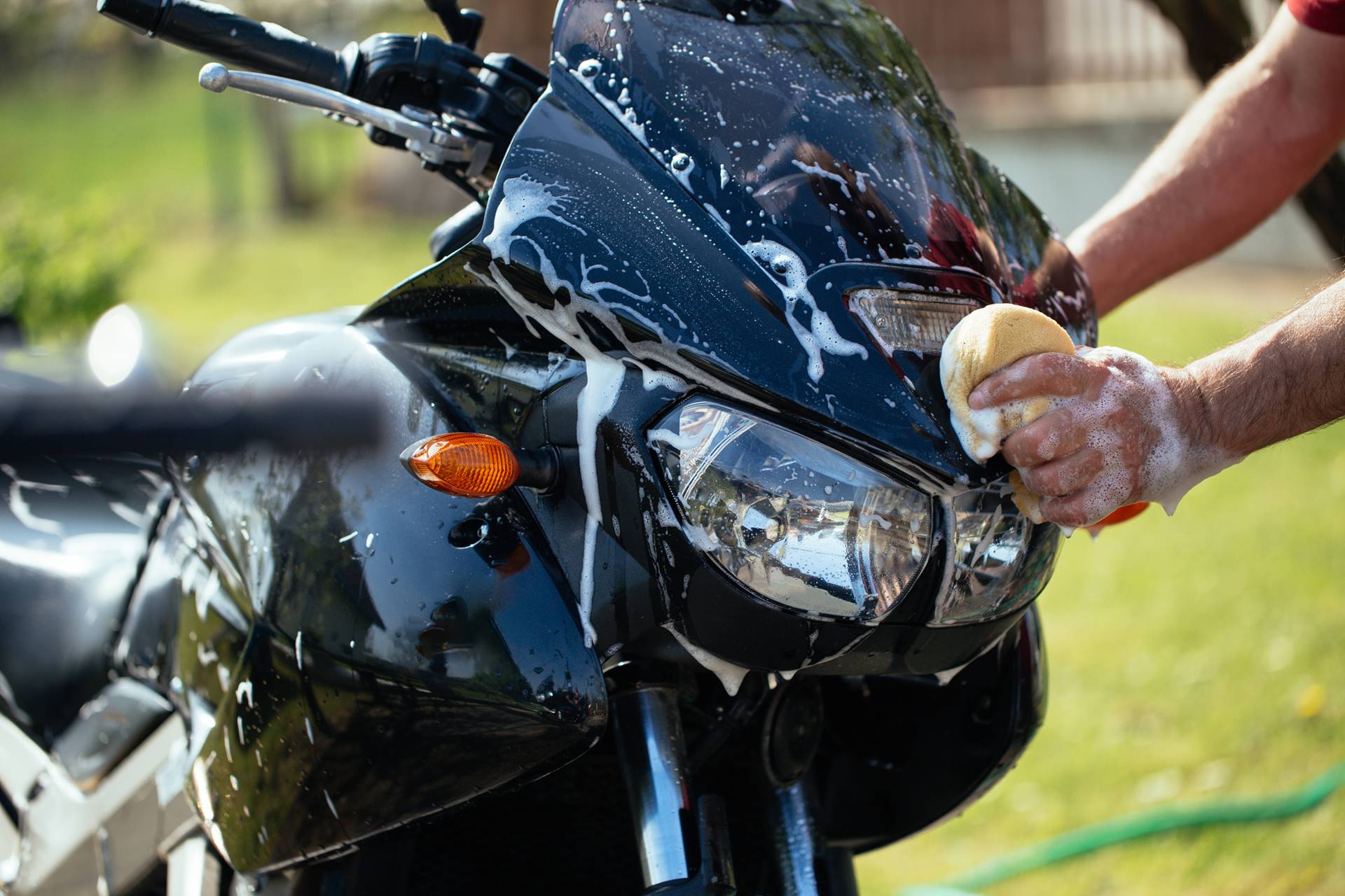 Faz Mal Lavar a Moto com Detergente? Veja o que Pode Acontecer
