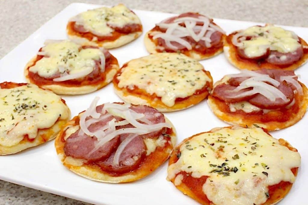 Mini pizza caseira com massa de 3 ingredientes um lanchinho simples e perfeito para qualquer ocasião