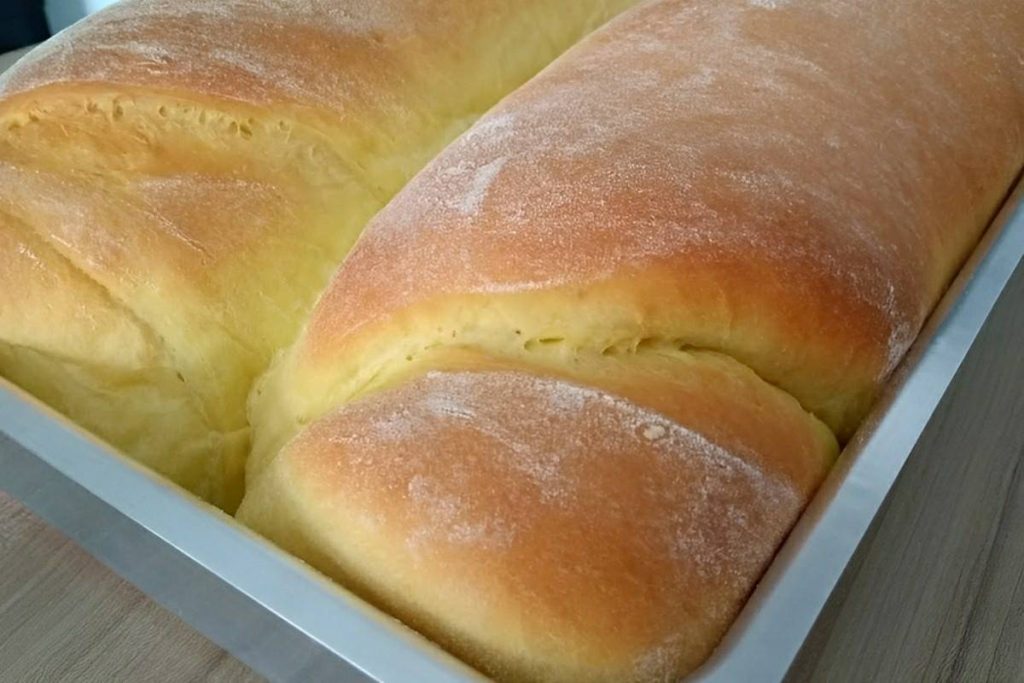 Pão caseiro fofinho com ingredientes que você tem em casa muito fofinho e perfeito para o lanche