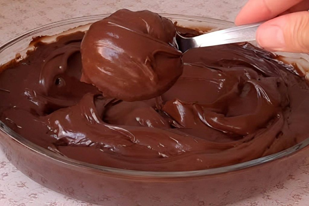 Recheio de chocolate cremoso para utilizar em bolos tortas e pavês ou comer de colher