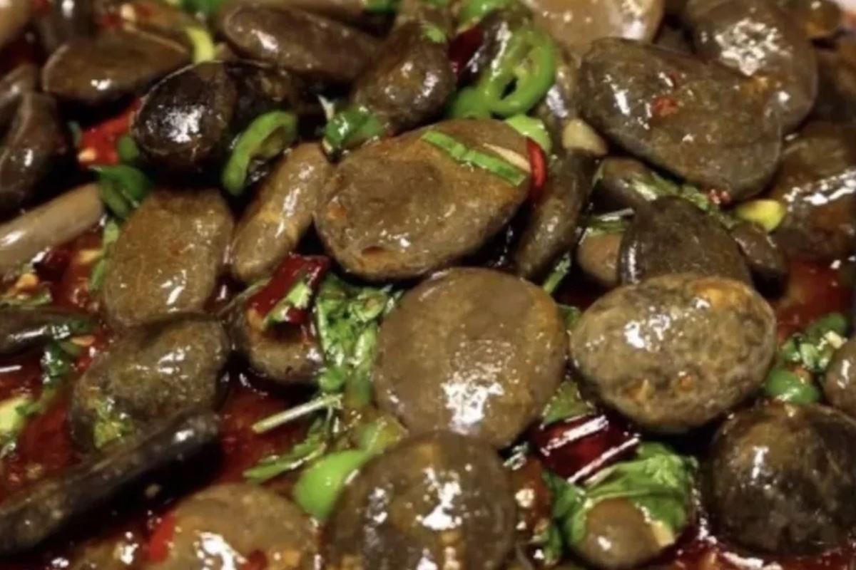 Comer Pedras fritas é o novo desafio culinário na China – será que você consegue?