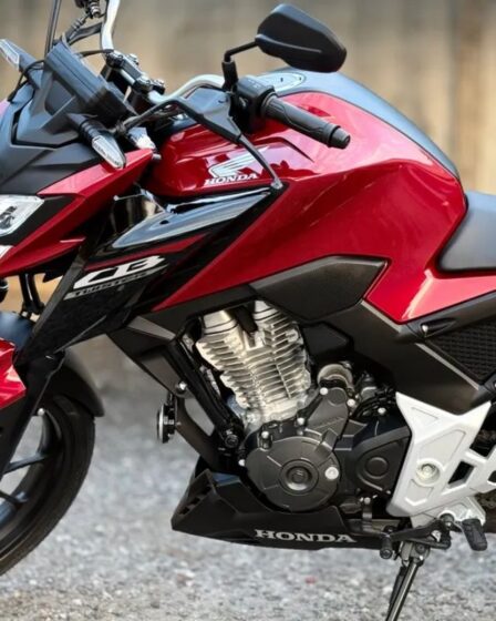 Honda CB 300F Twister 2025 aposta em freios combinados e visual esportivo para o uso urbano