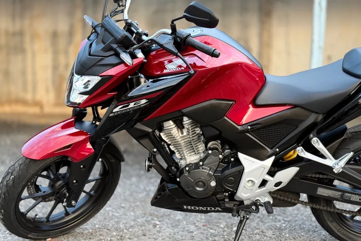 Honda CB 300F Twister 2025 aposta em freios combinados e visual esportivo para o uso urbano