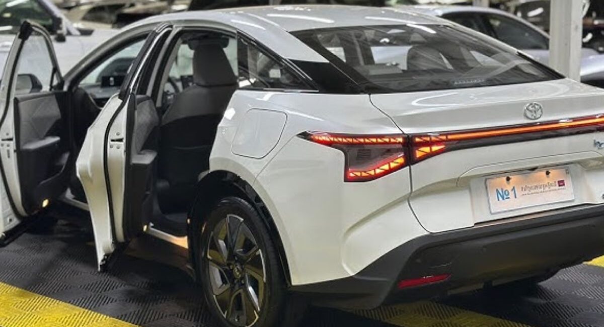 Projeção da nova geração do Toyota Corolla 2026 mostra design inspirado no Toyota BZ3 elétrico