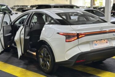 Projeção da nova geração do Toyota Corolla 2026 mostra design inspirado no Toyota BZ3 elétrico