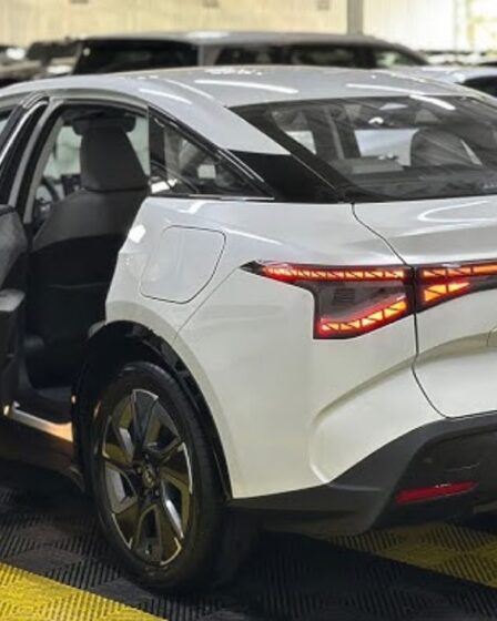Projeção da nova geração do Toyota Corolla 2026 mostra design inspirado no Toyota BZ3 elétrico