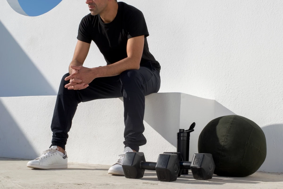 O tênis branco voltou a dominar os looks do dia a dia e quase ninguém percebeu O tênis branco voltou a dominar os looks do dia a dia e quase ninguém percebeu