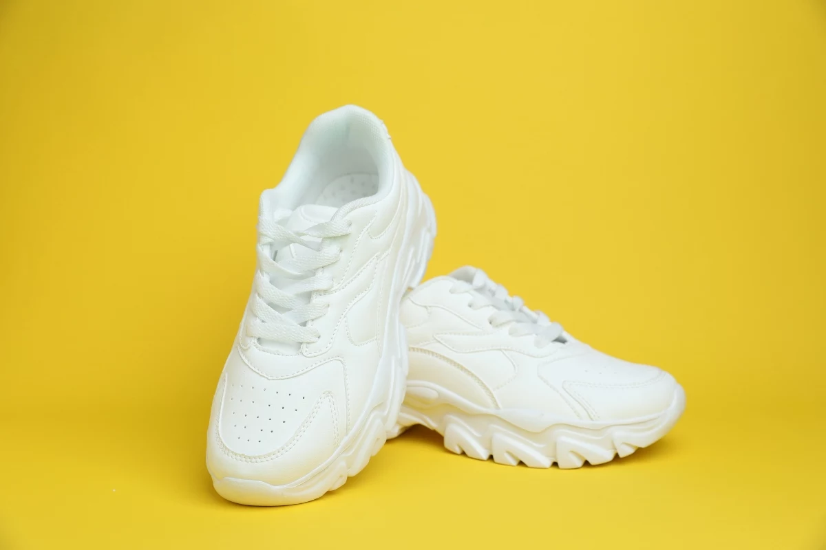 O tênis branco voltou a dominar os looks do dia a dia e quase ninguém percebeu O tênis branco voltou a dominar os looks do dia a dia e quase ninguém percebeu