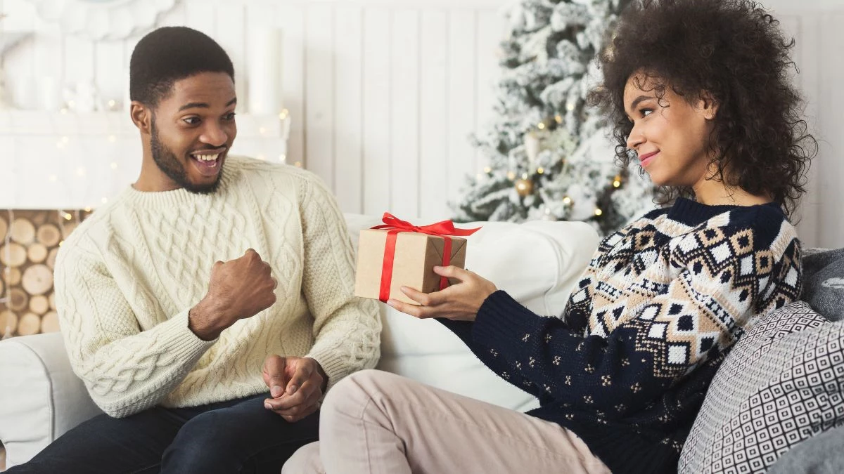 Presente para namorado barato: 15 ideias que parecem caras presente para namorado barato com surpresa em momento romântico