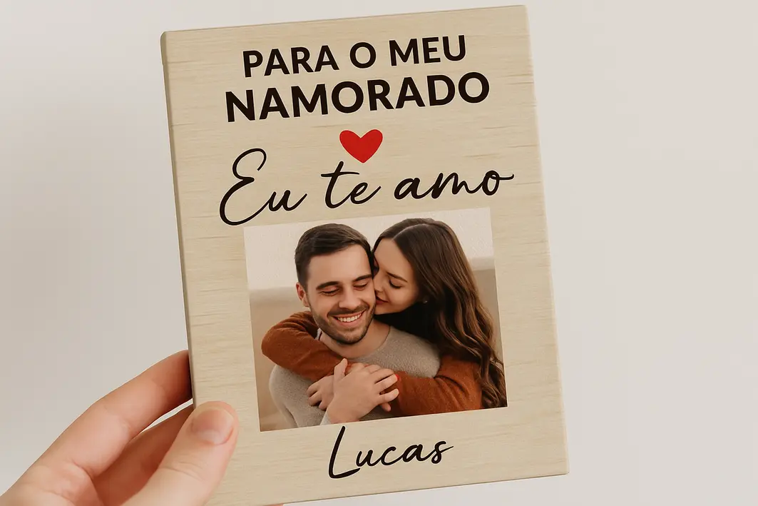 Presente para namorado personalizado: quando o detalhe faz toda a diferença Mãos ajustando etiqueta personalizada em embalagem de presente