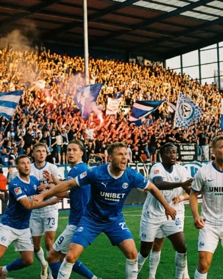 Bahia empata com Jacuipense em casa após abrir vantagem de dois gols Estádio de futebol com torcedores azul e branco vibrando durante um jogo entre Bahia e Jacuipense