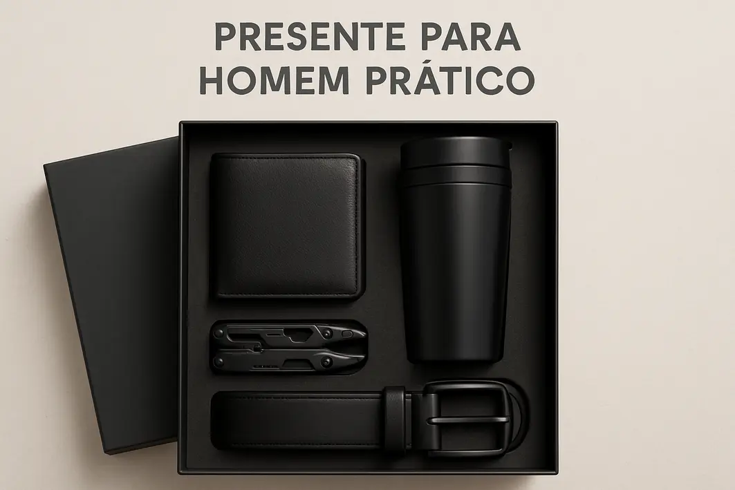 Presente para homem prático — o que dar para quem gosta de utilidade Mãos masculinas ajustando embalagem de papel kraft sobre mesa de madeira