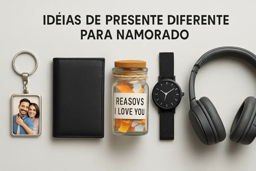 Ideias de presente diferente para namorado que fogem do comum Mãos femininas organizando conteúdo dentro de caixa de presente artesanal com papel amassado e fitas de tecido natural em superfície de madeira clara