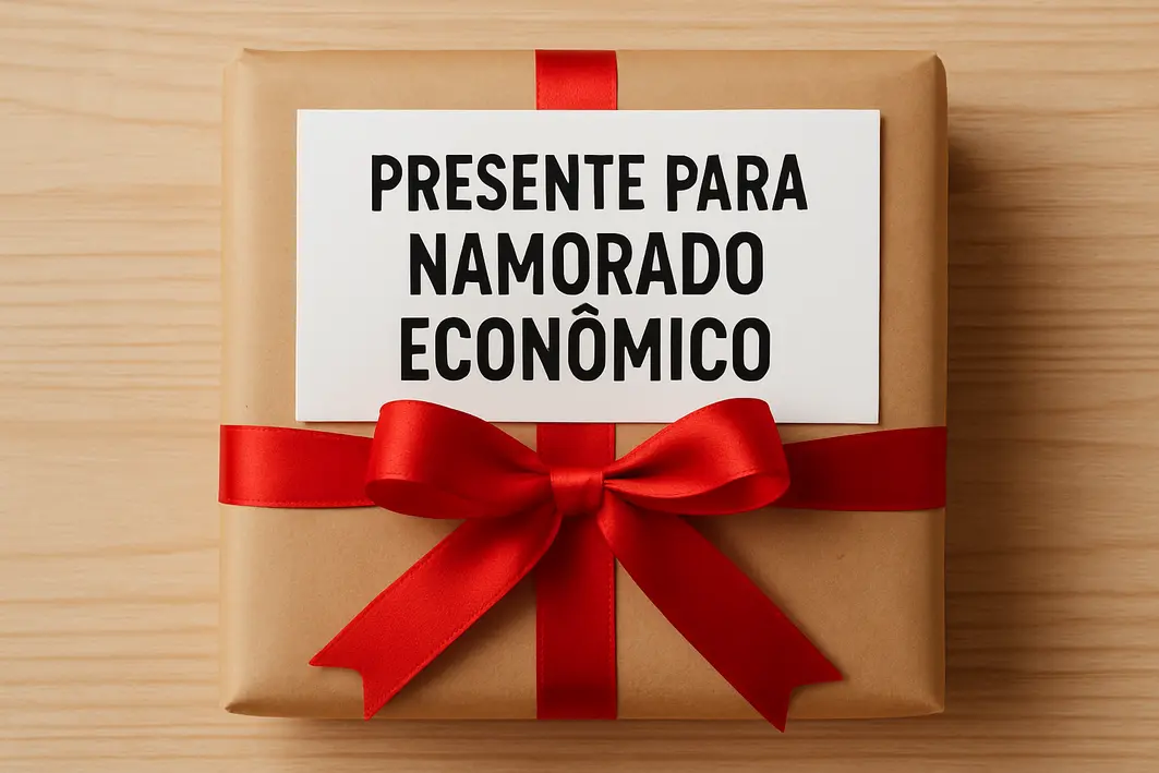 Presente para namorado econômico: ideias baratas que parecem caras Mãos femininas ajustando fita de cetim sobre embalagem simples elegante com papel texturizado