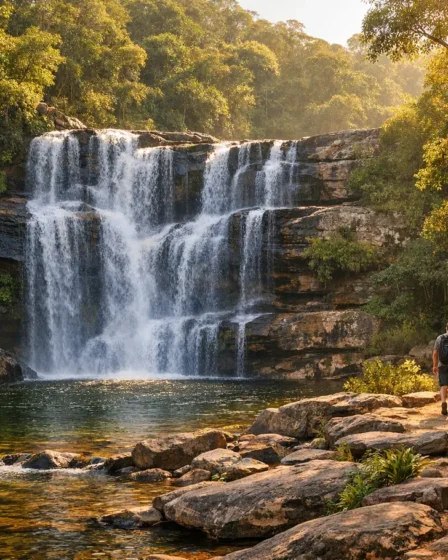 Cachoeiras Para Visitar na Bahia: 10 Quedas Que Encantam e Surpreendem Cachoeira exuberante na Bahia com águas cristalinas caindo sobre rochas naturais cercadas por vegetação tropical densa e vibrante