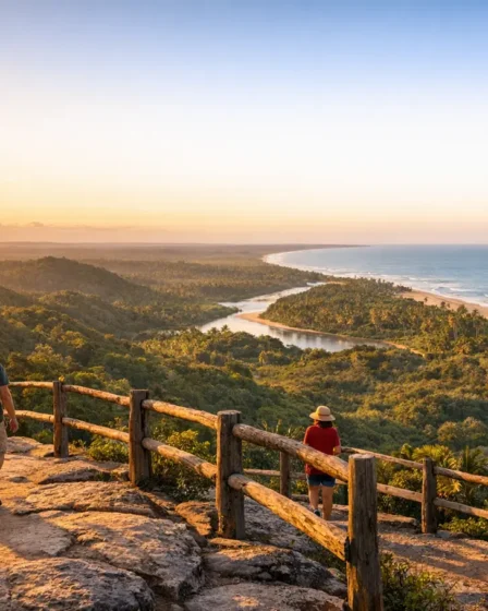 Mirantes Impressionantes da Bahia: 9 Vistas Que Vão Mudar Seu Roteiro Mirante natural na Bahia com vista panorâmica de vegetação nativa e relevo ondulado ao entardecer