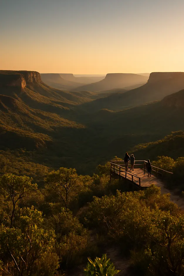 Vista aérea panorâmica do mirante em Lençóis com vales profundos e chapadões ao fundo sob luz dourada do entardecer e vegetação típica da caatinga baiana