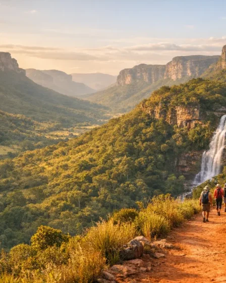 Lugares Incríveis no Interior da Bahia Que Transformam Seu Fim de Semana Paisagem do interior da Bahia com cachoeira entre serras e trilha com turistas
