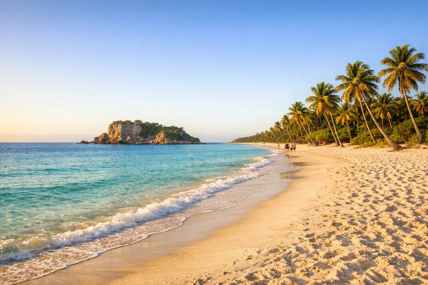 Praias Paradisíacas no Litoral da Bahia Que Você Precisa Conhecer Praia paradisíaca do litoral da Bahia com areia branca fina, águas cristalinas em tons de azul e verde, coqueiros ao vento e formação rochosa ao fundo