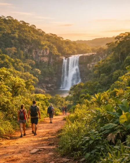 Trilhas Para Explorar na Bahia: 15 Rotas Entre Praias, Cachoeiras e Chapada Trilha natural com vegetação tropical densa e cachoeira ao fundo na Bahia ao entardecer