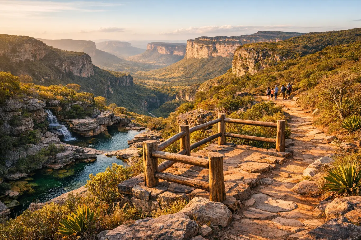 Trilhas da Chapada Diamantina Que Revelam Mirantes, Cânions e Poços Trilha natural na Chapada Diamantina com mirante para cânions profundos e poços de água cristalina ao entardecer