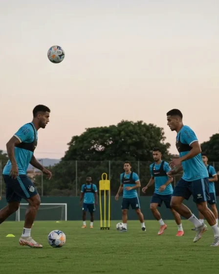 Bahia intensifica intertemporada com foco em jogadas e mira no brasileiro Jogadores do Bahia em treino coletivo executando jogadas ensaiadas, vistos de costas e perfil.