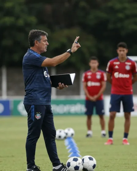 Intertemporada do Bahia prioriza construção e pode melhorar campanha Treinador de costas orienta jogadores do Bahia em treino ao entardecer, foco no gesto e no ambiente