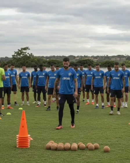 Bahia retoma treinos no Evaristo de Macedo e busca reação no Brasileiro Equipe do Bahia treinando no gramado do estádio Evaristo de Macedo vista de costas, com técnico na lateral e arquibancada ao fundo