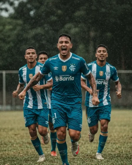 Bahia vence Santos por 2 a 0 e reforça chance na briga por vaga Jogadores do Bahia comemoram de costas no campo após gol, torcida desfocada ao fundo